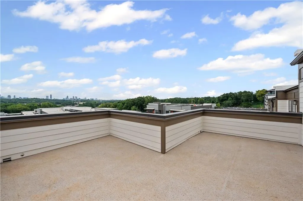 4th floor Deck with stunning views of the city