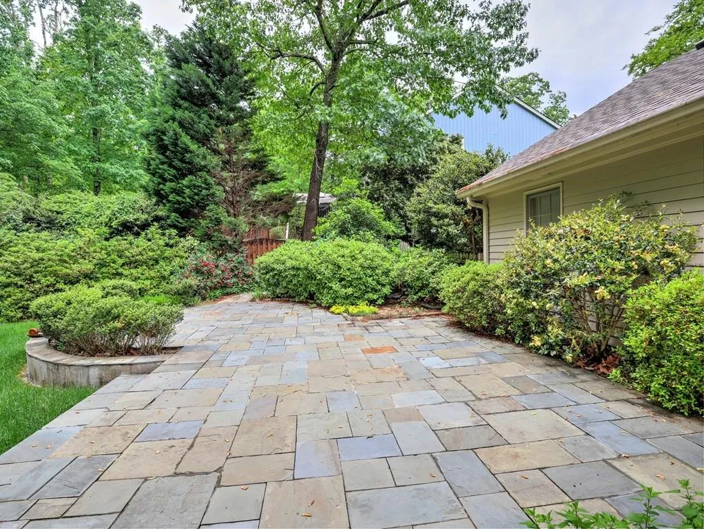 205 Old College Way, Sandy Springs, Georgia 30328, 4 Bedrooms Bedrooms, ,2 BathroomsBathrooms,Residential,Sold,205 Old College Way,6718865