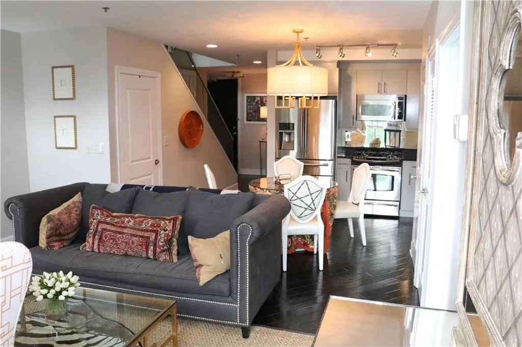 2626 Peachtree Road Nw Unit 401, Atlanta, Georgia 30305, 2 Bedrooms Bedrooms, ,2 BathroomsBathrooms,Residential,Sold,2626 Peachtree Road Nw Unit 401,5730461