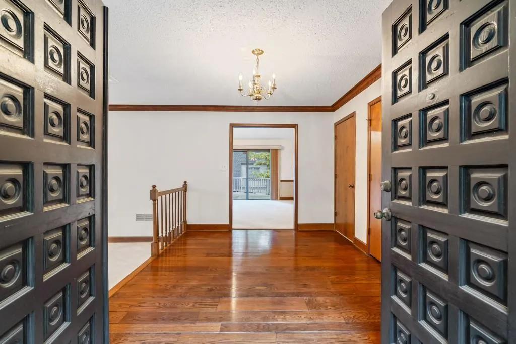 Oversized Entrance Foyer Welcomes You With Pride!