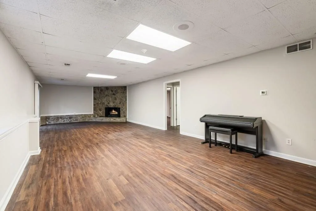 Plenty Of Flex Space For All Your Needs!