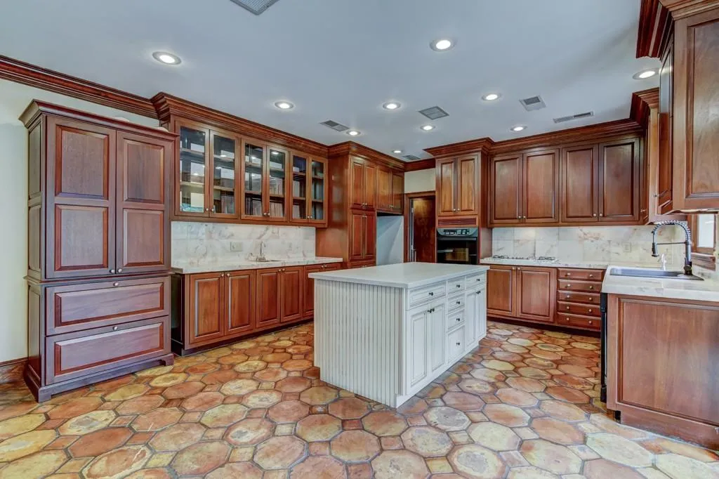 190 Northglenn Court, Sandy Springs, Georgia 30342, 4 Bedrooms Bedrooms, ,4 BathroomsBathrooms,Residential,Sold,190 Northglenn Court,5900970