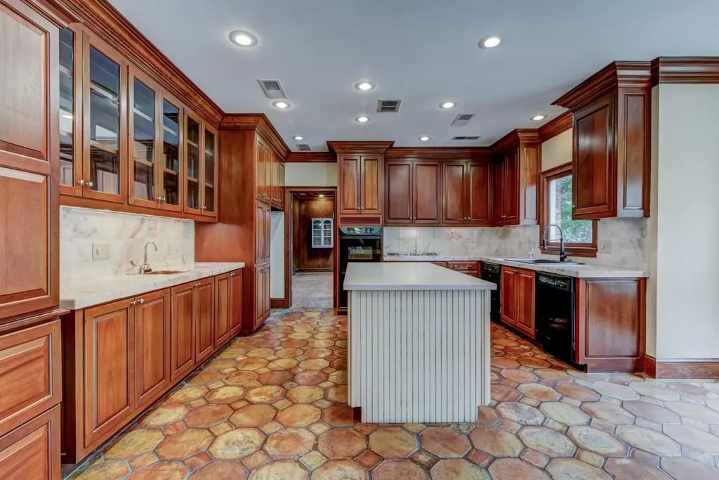 190 Northglenn Court, Sandy Springs, Georgia 30342, 4 Bedrooms Bedrooms, ,4 BathroomsBathrooms,Residential,Sold,190 Northglenn Court,5900970