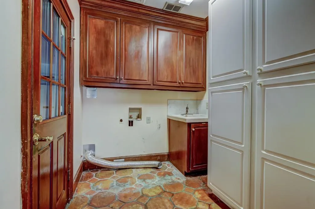 190 Northglenn Court, Sandy Springs, Georgia 30342, 4 Bedrooms Bedrooms, ,4 BathroomsBathrooms,Residential,Sold,190 Northglenn Court,5900970