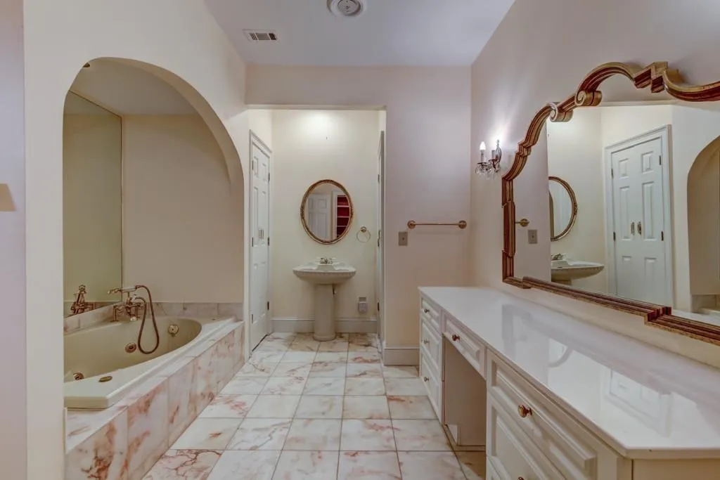 190 Northglenn Court, Sandy Springs, Georgia 30342, 4 Bedrooms Bedrooms, ,4 BathroomsBathrooms,Residential,Sold,190 Northglenn Court,5900970