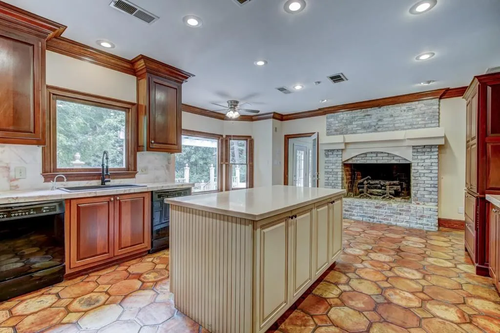 190 Northglenn Court, Sandy Springs, Georgia 30342, 4 Bedrooms Bedrooms, ,4 BathroomsBathrooms,Residential,Sold,190 Northglenn Court,5900970