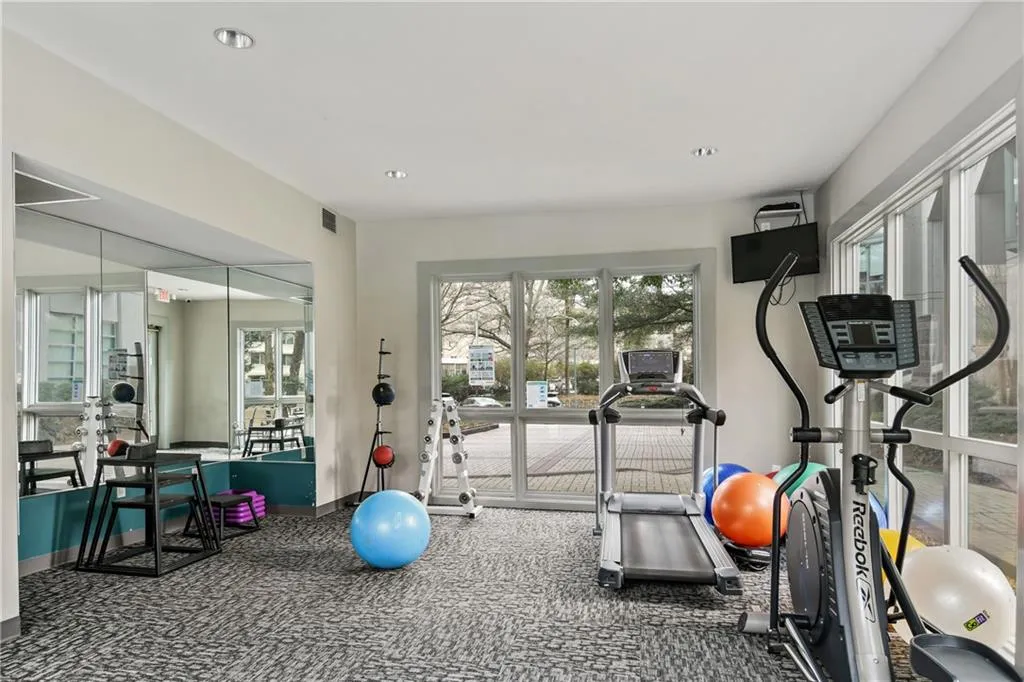 Workout room with baseboards, visible vents, and recessed lighting