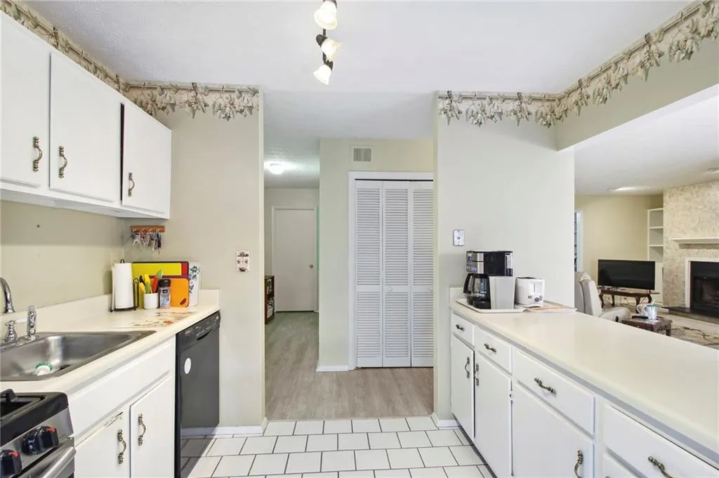 601 Woodcliff Drive, Sandy Springs, Georgia 30350, 2 Bedrooms Bedrooms, ,2 BathroomsBathrooms,Residential,Sold,601 Woodcliff Drive,7254463