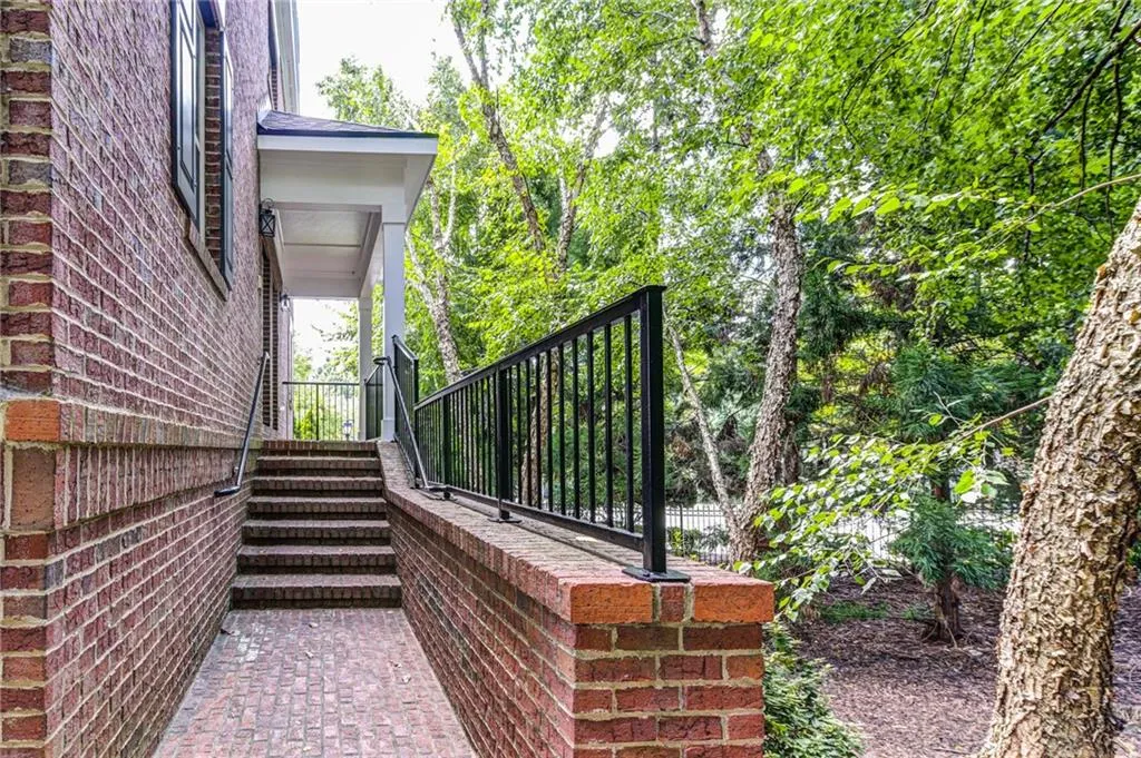 232 Le Gran Bend, Sandy Springs, Georgia 30328, 2 Bedrooms Bedrooms, ,2 BathroomsBathrooms,Residential,Sold,232 Le Gran Bend,6937552