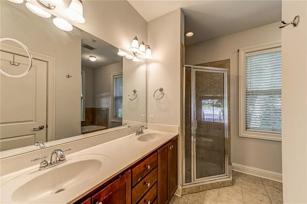 232 Le Gran Bend, Sandy Springs, Georgia 30328, 2 Bedrooms Bedrooms, ,2 BathroomsBathrooms,Residential,Sold,232 Le Gran Bend,6937552