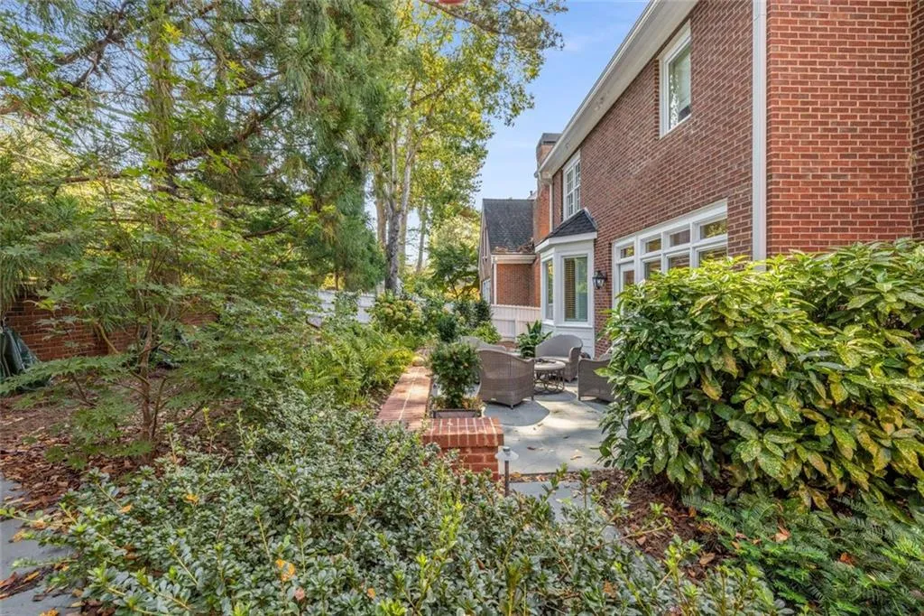 2128 Village Point Ne, Brookhaven, Georgia 30319, 3 Bedrooms Bedrooms, ,2 BathroomsBathrooms,Residential,For Sale,2128 Village Point Ne,7670577