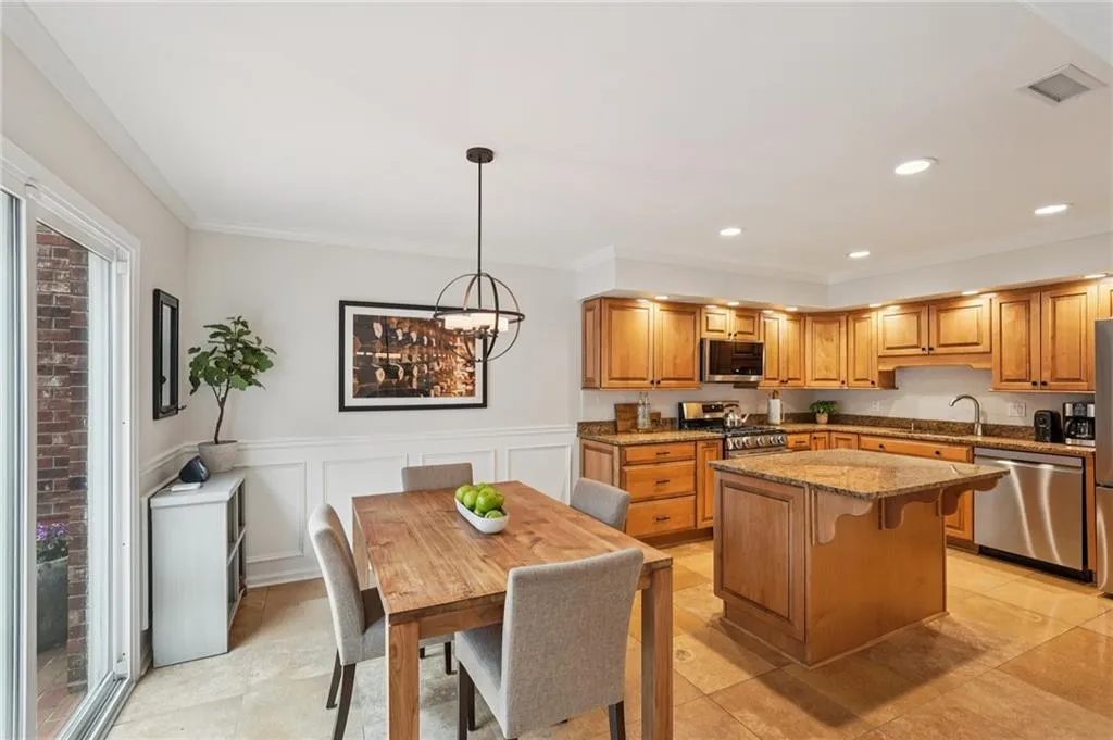 266 The South Chace, Sandy Springs, Georgia 30328, 3 Bedrooms Bedrooms, ,2 BathroomsBathrooms,Residential,For Sale,266 The South Chace,7727053