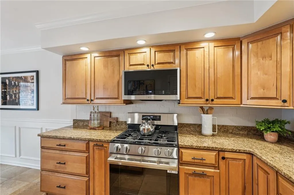 266 The South Chace, Sandy Springs, Georgia 30328, 3 Bedrooms Bedrooms, ,2 BathroomsBathrooms,Residential,For Sale,266 The South Chace,7727053