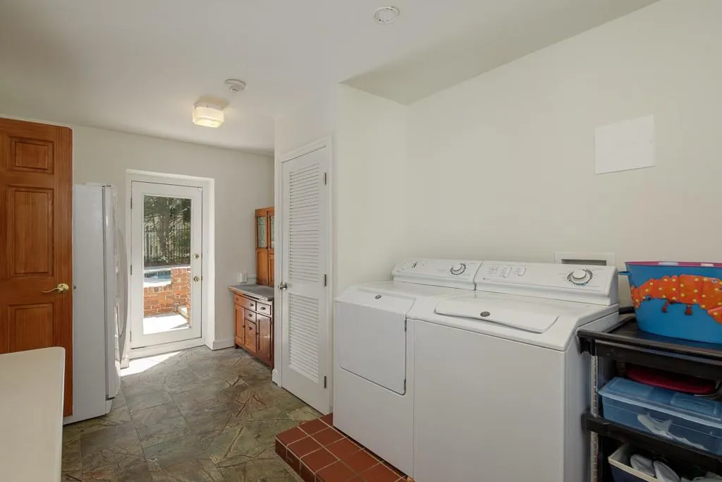 2145 Spalding Drive, Sandy Springs, Georgia 30350, 3 Bedrooms Bedrooms, ,3 BathroomsBathrooms,Residential,Sold,2145 Spalding Drive,6008221