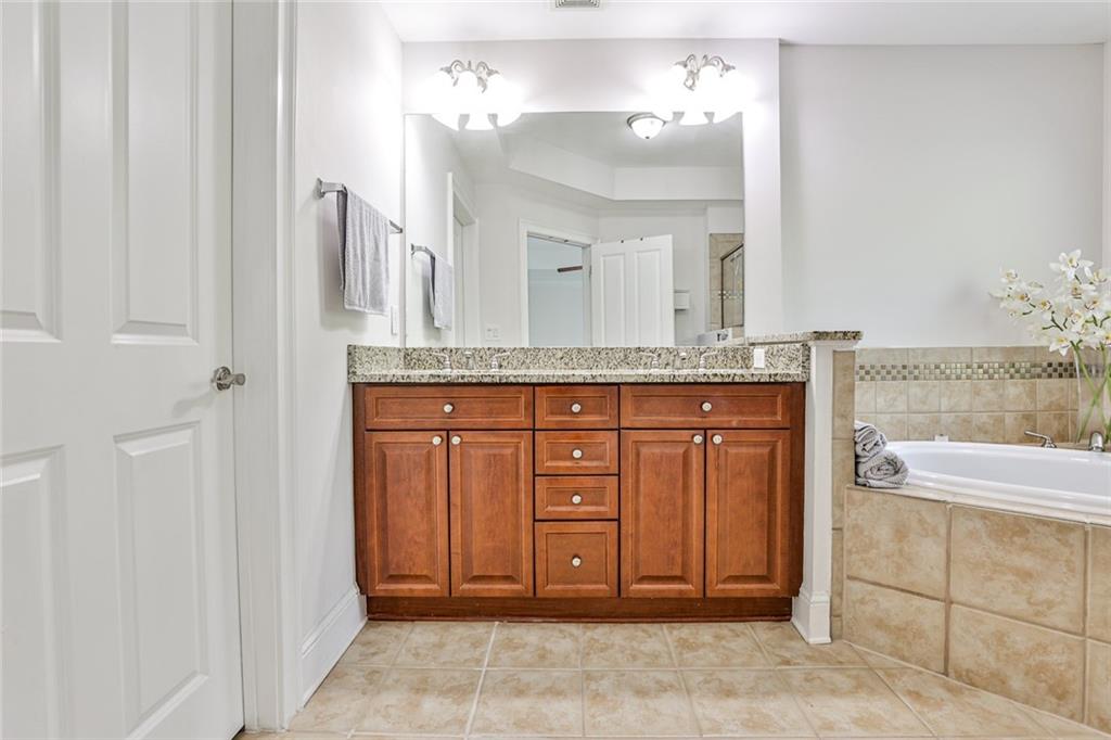 5480 Glenridge View Unit 2008, Sandy Springs, Georgia 30342, 2 Bedrooms Bedrooms, ,2 BathroomsBathrooms,Residential,Sold,5480 Glenridge View Unit 2008,7275598