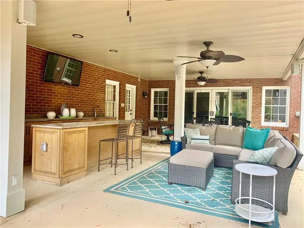 210 Grapevine Run, Sandy Springs, Georgia 30350, 5 Bedrooms Bedrooms, ,5 BathroomsBathrooms,Residential,Sold,210 Grapevine Run,6809305