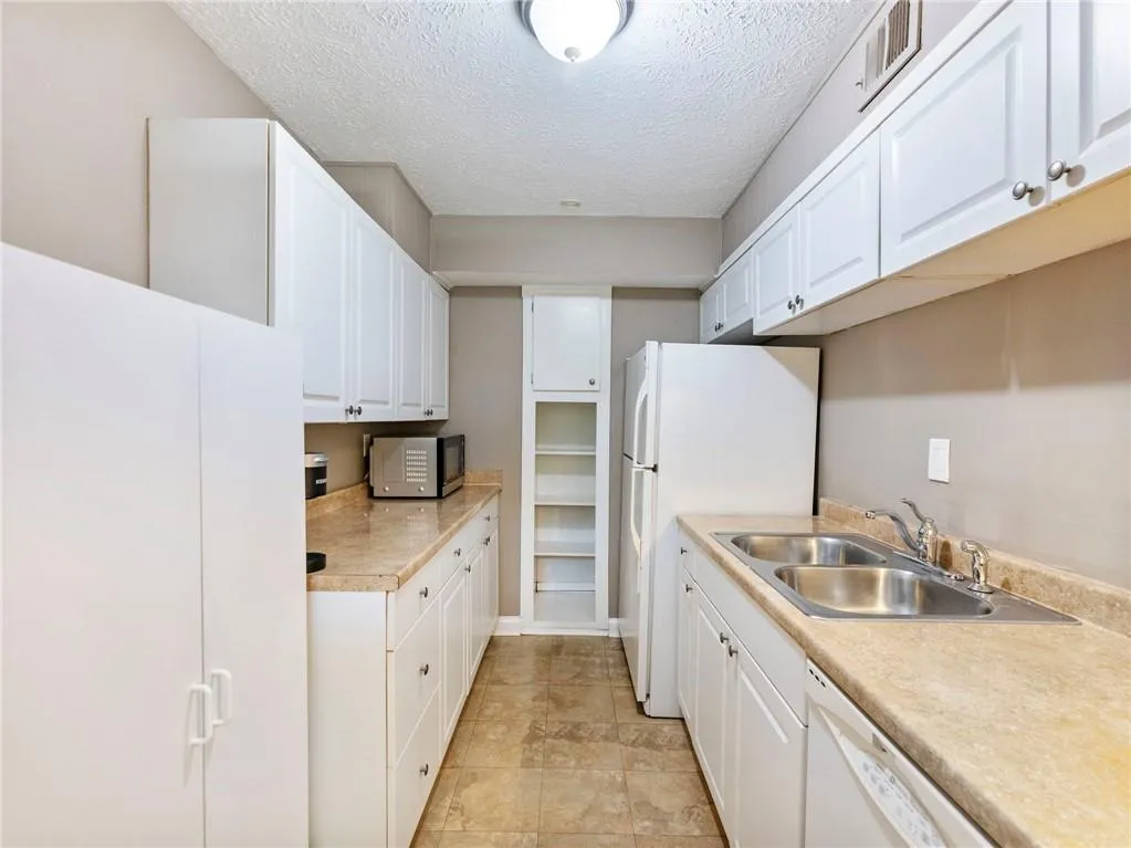 115 Biscayne Drive Nw Unit C3, Atlanta, Georgia 30309, 3 Bedrooms Bedrooms, ,2 BathroomsBathrooms,Residential,For Sale,115 Biscayne Drive Nw Unit C3,7647621