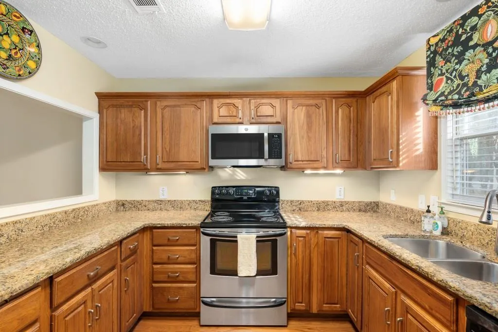 605 Bainbridge Drive, Sandy Springs, Georgia 30327, 2 Bedrooms Bedrooms, ,2 BathroomsBathrooms,Residential,Sold,605 Bainbridge Drive,7351447