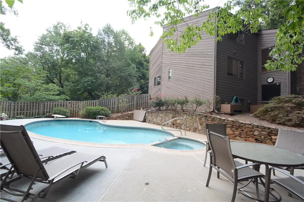 5525 W Idlewood Lane, Sandy Springs, Georgia 30327, 5 Bedrooms Bedrooms, ,3 BathroomsBathrooms,Residential,Sold,5525 W Idlewood Lane,5879776