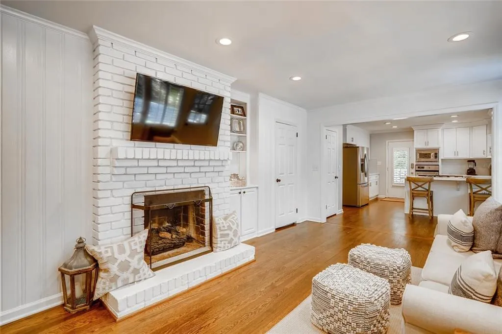 653 Starlight Drive, Atlanta, Georgia 30342, 4 Bedrooms Bedrooms, ,3 BathroomsBathrooms,Residential,Sold,653 Starlight Drive,6872630