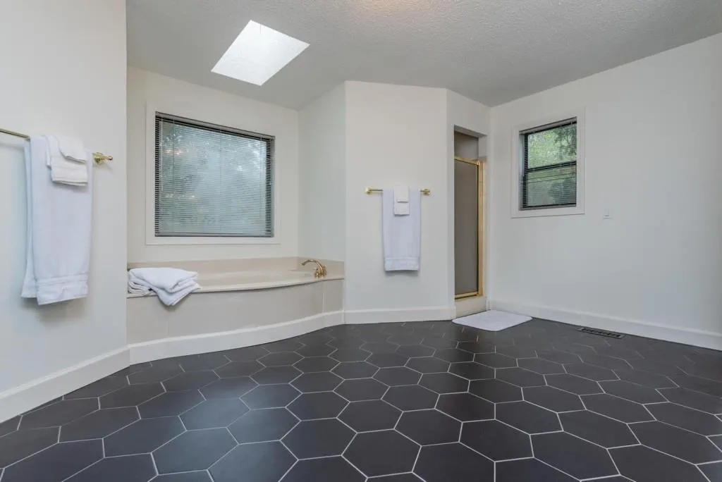 7025 Northgreen Drive, Atlanta, Georgia 30328, 4 Bedrooms Bedrooms, ,3 BathroomsBathrooms,Residential,Sold,7025 Northgreen Drive,6685945