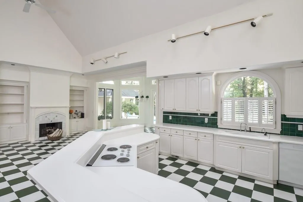 10 Powers Chase Circle, Sandy Springs, Georgia 30327, 5 Bedrooms Bedrooms, ,5 BathroomsBathrooms,Residential,Sold,10 Powers Chase Circle,5930381