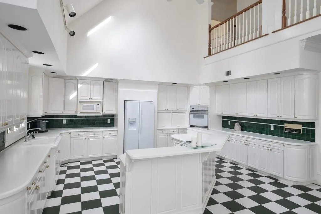 10 Powers Chase Circle, Sandy Springs, Georgia 30327, 5 Bedrooms Bedrooms, ,5 BathroomsBathrooms,Residential,Sold,10 Powers Chase Circle,5930381