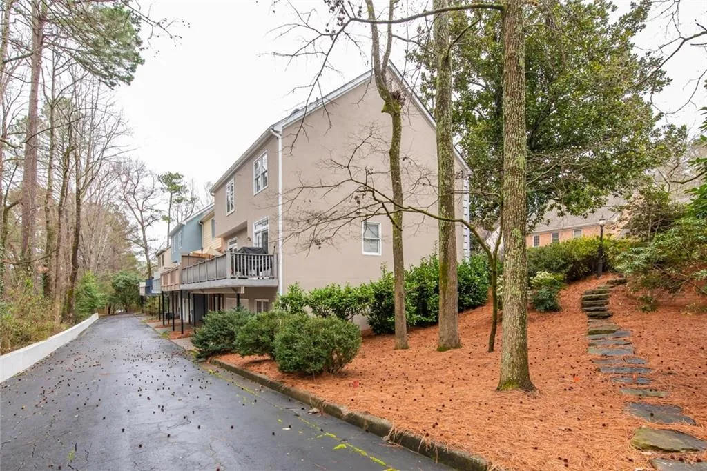 1040 Huntcliff, Sandy Springs, Georgia 30350, 3 Bedrooms Bedrooms, ,2 BathroomsBathrooms,Residential,Sold,1040 Huntcliff,6847470