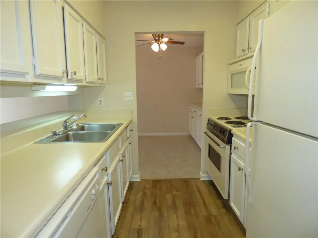 300 Johnson Ferry Road Ne Unit B112, Sandy Springs, Georgia 30328, 1 Bedroom Bedrooms, ,1 BathroomBathrooms,Residential,Sold,300 Johnson Ferry Road Ne Unit B112,6677624