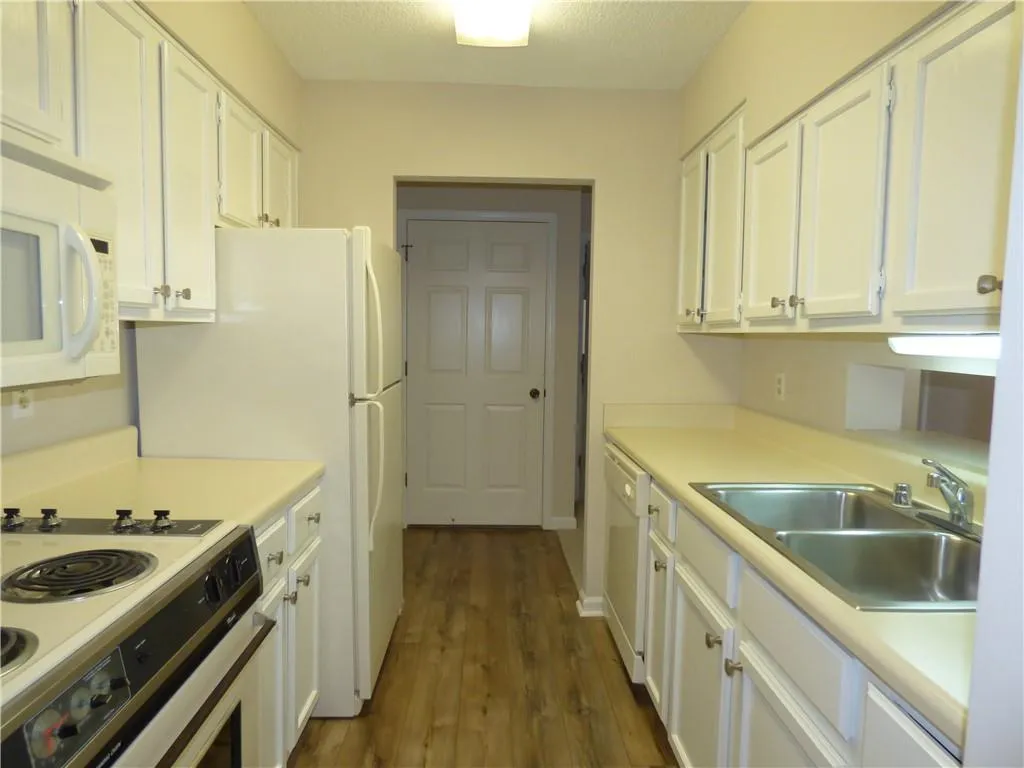 300 Johnson Ferry Road Ne Unit B112, Sandy Springs, Georgia 30328, 1 Bedroom Bedrooms, ,1 BathroomBathrooms,Residential,Sold,300 Johnson Ferry Road Ne Unit B112,6677624