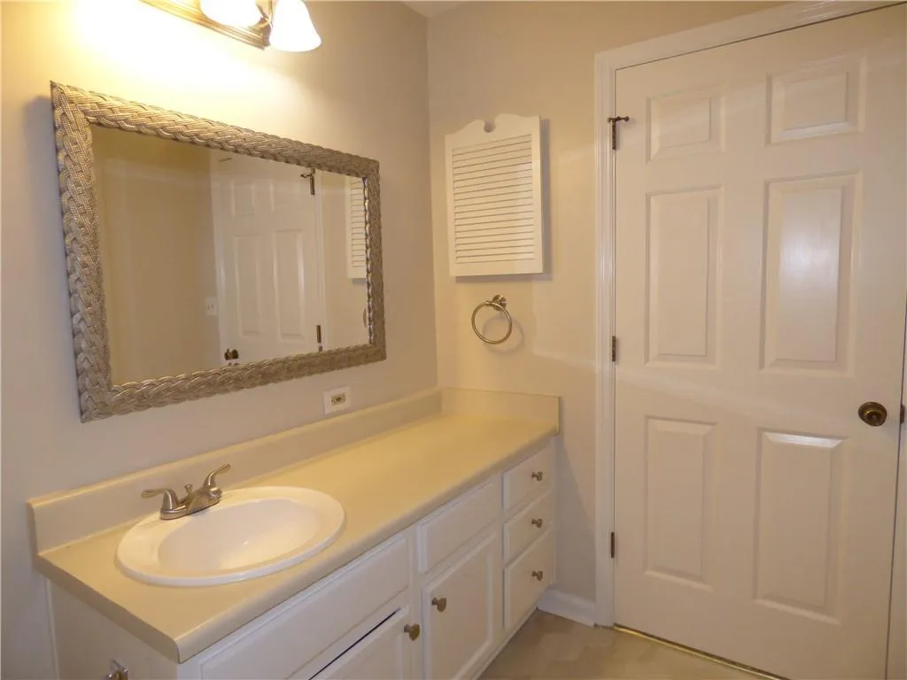 300 Johnson Ferry Road Ne Unit B112, Sandy Springs, Georgia 30328, 1 Bedroom Bedrooms, ,1 BathroomBathrooms,Residential,Sold,300 Johnson Ferry Road Ne Unit B112,6677624
