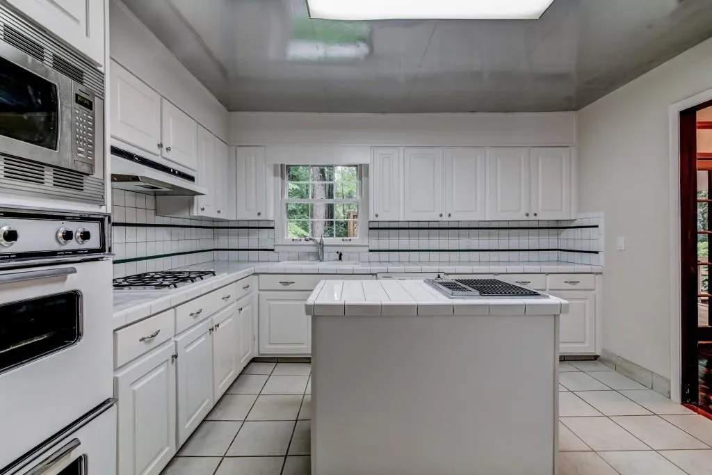 6385 River Overlook Drive, Sandy Springs, Georgia 30328, 5 Bedrooms Bedrooms, ,4 BathroomsBathrooms,Residential,Sold,6385 River Overlook Drive,5876980