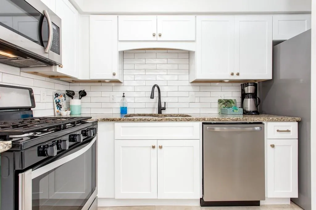 6980 Roswell Road Unit B6, Sandy Springs, Georgia 30328, 2 Bedrooms Bedrooms, ,1 BathroomBathrooms,Residential,Sold,6980 Roswell Road Unit B6,6768947