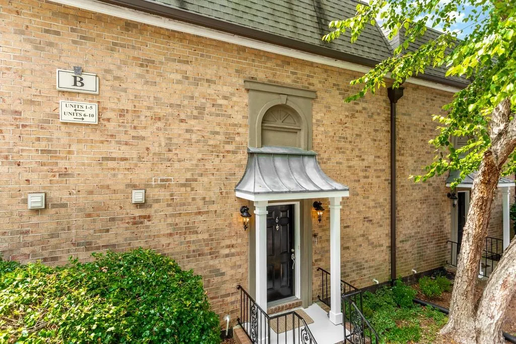 6980 Roswell Road Unit B6, Sandy Springs, Georgia 30328, 2 Bedrooms Bedrooms, ,1 BathroomBathrooms,Residential,Sold,6980 Roswell Road Unit B6,6768947
