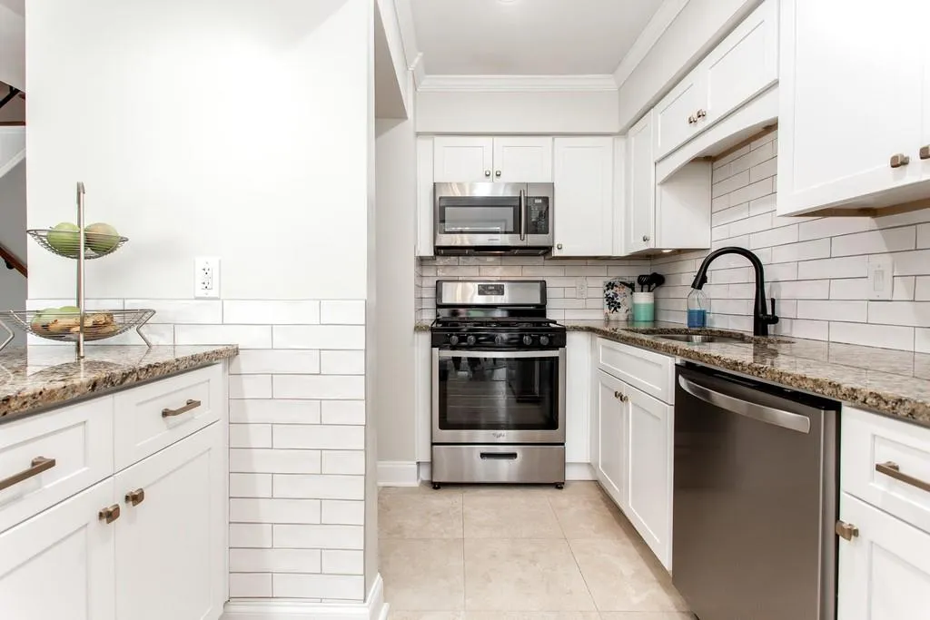 6980 Roswell Road Unit B6, Sandy Springs, Georgia 30328, 2 Bedrooms Bedrooms, ,1 BathroomBathrooms,Residential,Sold,6980 Roswell Road Unit B6,6768947