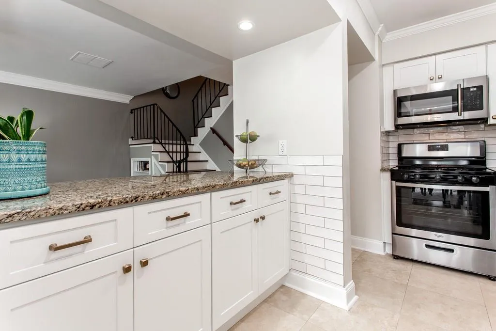 6980 Roswell Road Unit B6, Sandy Springs, Georgia 30328, 2 Bedrooms Bedrooms, ,1 BathroomBathrooms,Residential,Sold,6980 Roswell Road Unit B6,6768947