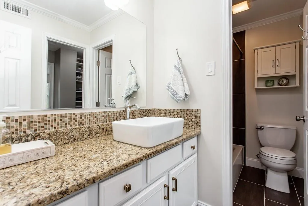 6980 Roswell Road Unit B6, Sandy Springs, Georgia 30328, 2 Bedrooms Bedrooms, ,1 BathroomBathrooms,Residential,Sold,6980 Roswell Road Unit B6,6768947