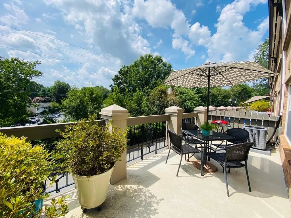 6980 Roswell Road Unit B6, Sandy Springs, Georgia 30328, 2 Bedrooms Bedrooms, ,1 BathroomBathrooms,Residential,Sold,6980 Roswell Road Unit B6,6768947