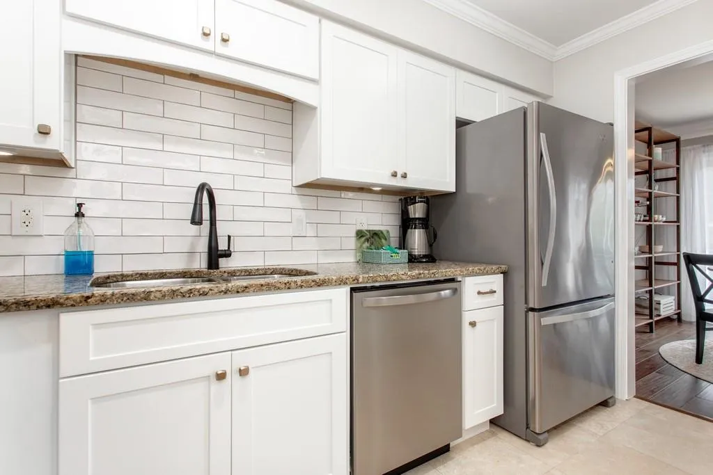 6980 Roswell Road Unit B6, Sandy Springs, Georgia 30328, 2 Bedrooms Bedrooms, ,1 BathroomBathrooms,Residential,Sold,6980 Roswell Road Unit B6,6768947