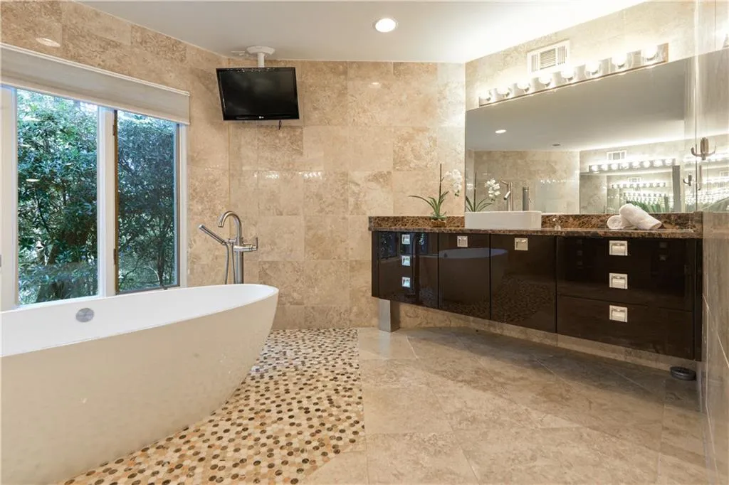 30 Chevaux Court, Atlanta, Georgia 30342, 4 Bedrooms Bedrooms, ,4 BathroomsBathrooms,Residential,Sold,30 Chevaux Court,6797968