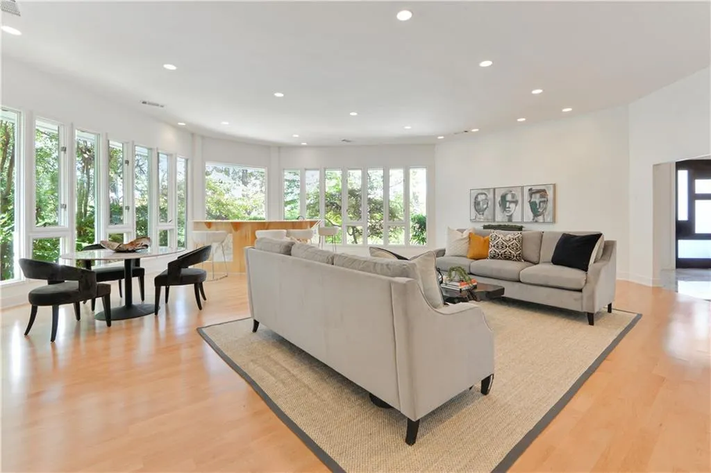 30 Chevaux Court, Atlanta, Georgia 30342, 4 Bedrooms Bedrooms, ,4 BathroomsBathrooms,Residential,Sold,30 Chevaux Court,6797968