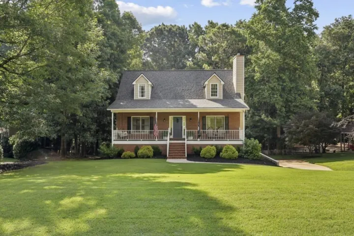 Light-Filled Traditional Home In Ivy Bluff