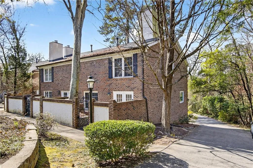 1 Ardmore Square Nw Unit 1, Atlanta, Georgia 30309, 3 Bedrooms Bedrooms, 0 ,2 BathroomsBathrooms,Residential,For Sale,1 Ardmore Square Nw Unit 1,7724989