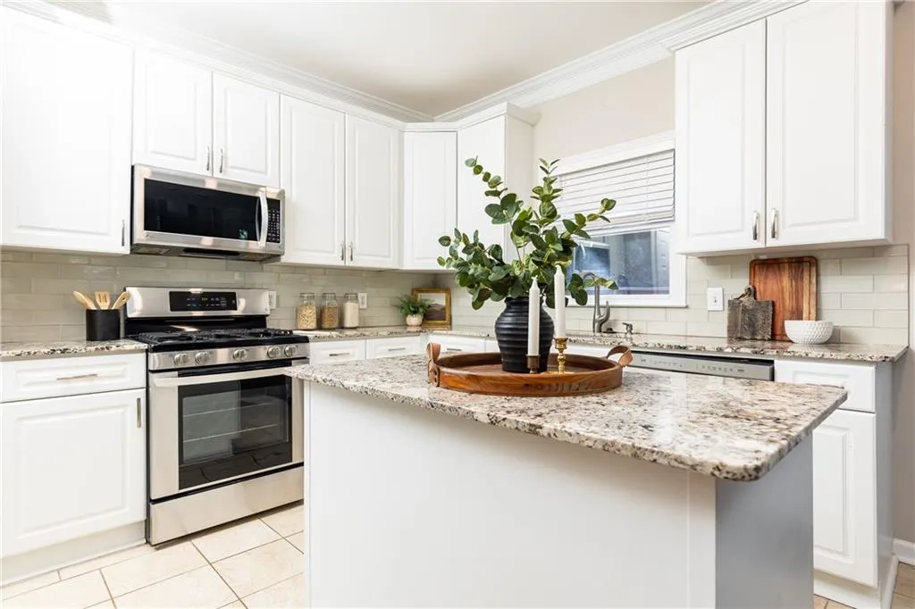 1370 Brookhaven Village Circle Ne, Brookhaven, Georgia 30319, 3 Bedrooms Bedrooms, ,2 BathroomsBathrooms,Residential,For Sale,1370 Brookhaven Village Circle Ne,7666531