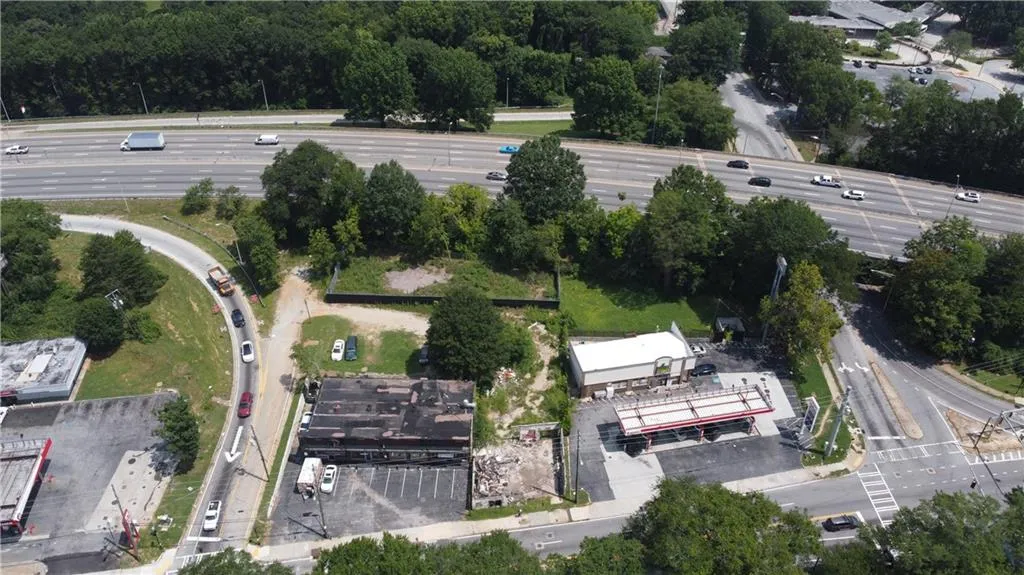 Aerial view of property's location with a main thoroughfare