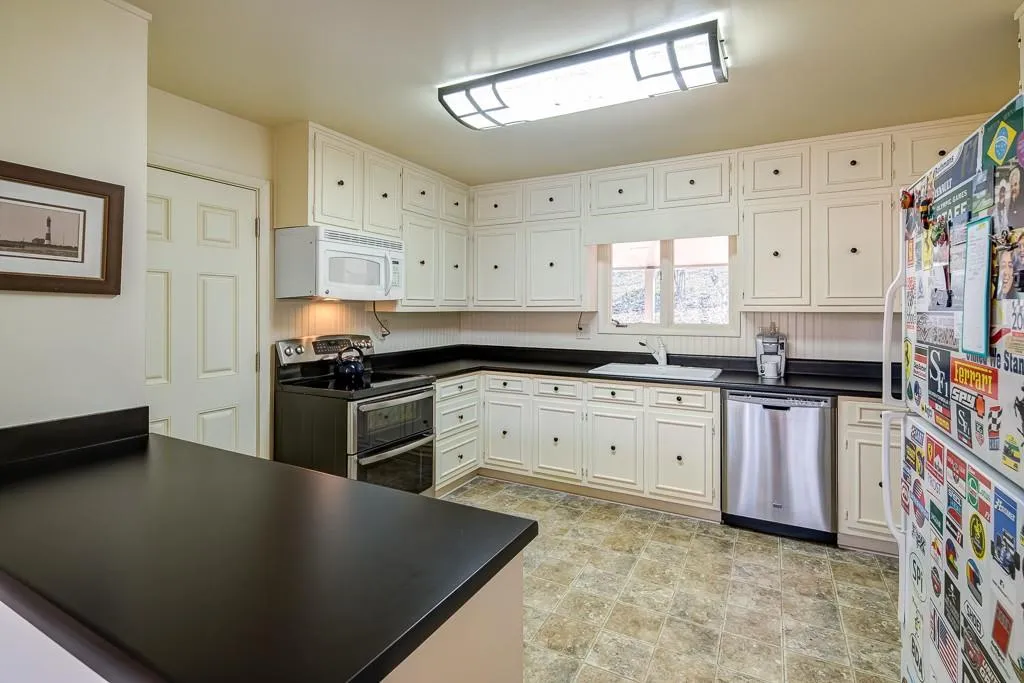 1260 Tynecastle Way, Sandy Springs, Georgia 30350, 5 Bedrooms Bedrooms, ,3 BathroomsBathrooms,Residential,Sold,1260 Tynecastle Way,5945165