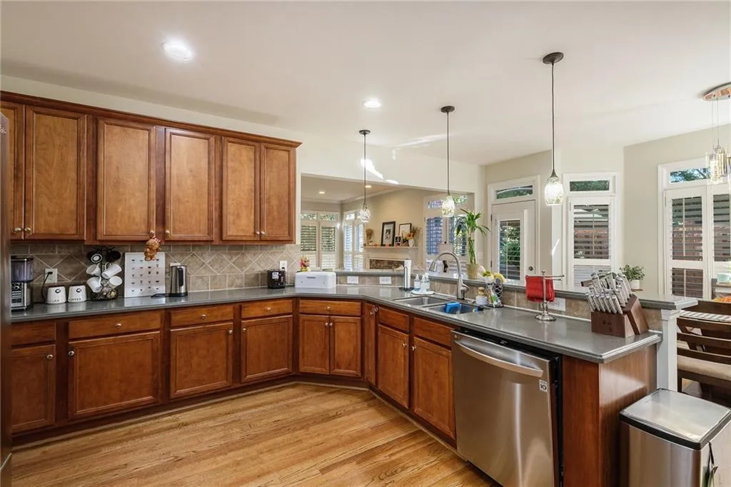 7395 Village Creek Trace, Atlanta, Georgia 30328, 4 Bedrooms Bedrooms, ,3 BathroomsBathrooms,Residential,Sold,7395 Village Creek Trace,6809559