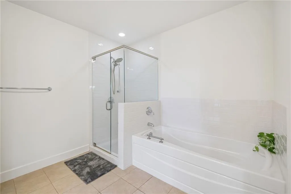 Atlanta, Georgia 30305, 2 Bedrooms Bedrooms, 0 ,2 BathroomsBathrooms,Residential,For Sale,7838854