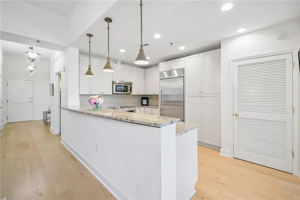 Atlanta, Georgia 30305, 2 Bedrooms Bedrooms, 0 ,2 BathroomsBathrooms,Residential,For Sale,7838854