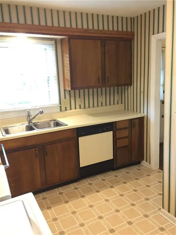 6700 Roswell Road Ne E Unit 21e, Sandy Springs, Georgia 30328, 2 Bedrooms Bedrooms, ,1 BathroomBathrooms,Residential,Sold,6700 Roswell Road Ne E Unit 21e,6714641